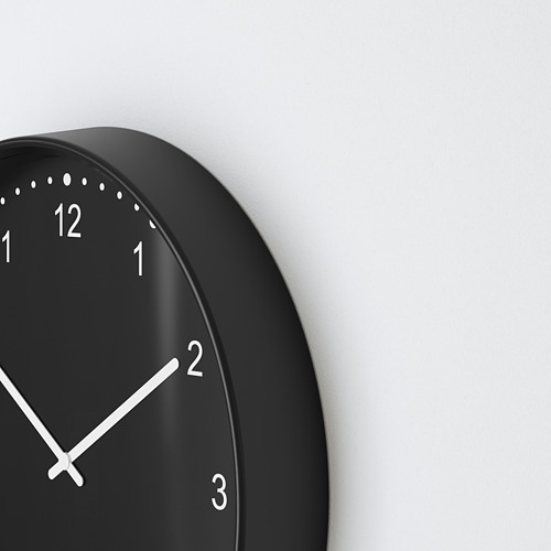 Reloj de pared redondo negro con manecillas y números blancos, elegante y silencioso, sin tictac.