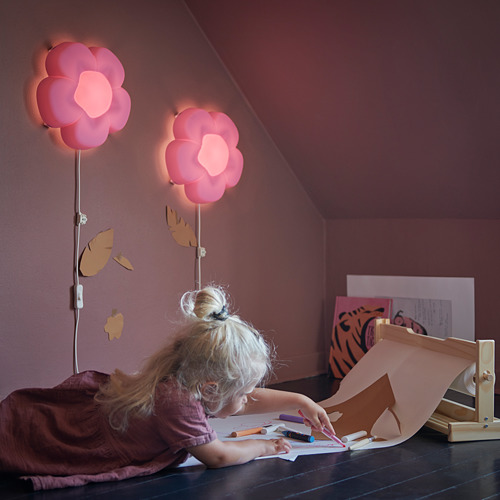 Dibujo infantil en la mesa con lámparas de flores rosas, UPPLYST.
