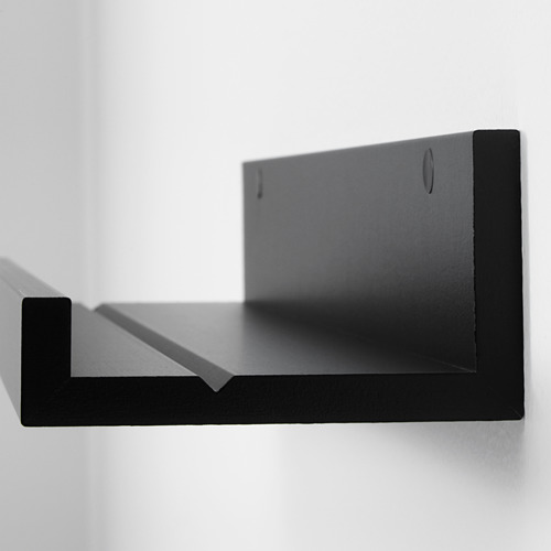 Estante de pared negro con ranura, hecho de tablero de fibra y papel de aluminio, para exhibir artículos.