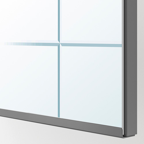 Primer plano de una esquina de puerta con espejo de alta calidad, enmarcada en un elegante gris, con finos detalles fresados.