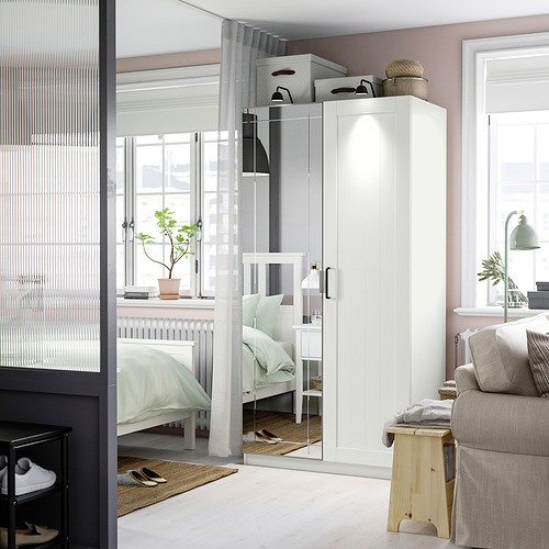 Dormitorio moderno con armario PAX, espejos, luz natural.