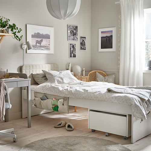Acogedor dormitorio para niños con cama MÖJLIGHET blanca, bolsillos de almacenamiento, fotos de caballos y escritorio.