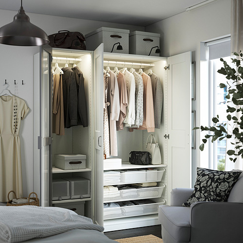 Armario bien organizado con ropa, estantes y cajas de almacenamiento. Incluye espacio para colgar, cajones e iluminación integrada.