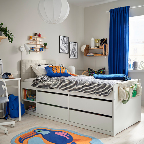 Dormitorio con cama MÖJLIGHET blanca, funda a rayas, detalles en azul, decoración de pared y alfombra colorida.
