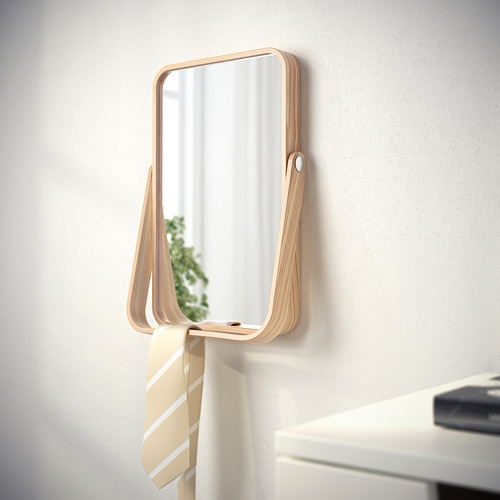 Espejo de pared con estante para colgar accesorios. Marco de madera clara, sala reflectante.