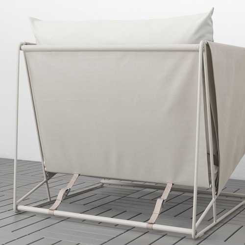 Moderna silla de exterior con malla beige y estructura metálica, que aporta comodidad y estilo para la relajación.