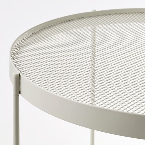 Mesa redonda de exterior con superficie de malla metálica, color beige, diseño robusto.