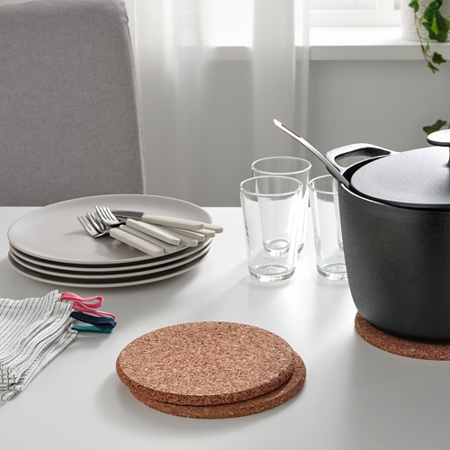 Mesa con salvamanteles, platos, vasos y ollas apilables de corcho, que protegen las superficies del CALOR.