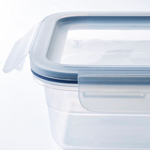 Recipiente de plástico transparente a prueba de fugas para alimentos con tapa a presión, se muestra cerrado, ideal para almacenar las sobras.