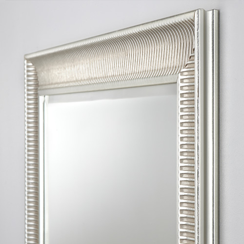 Espejo ornamentado con un marco texturizado intrincado, que se refleja nítidamente. Muestra sutiles signos de envejecimiento, lo que le añade un encanto vintage. Montado de forma segura en una pared lisa.