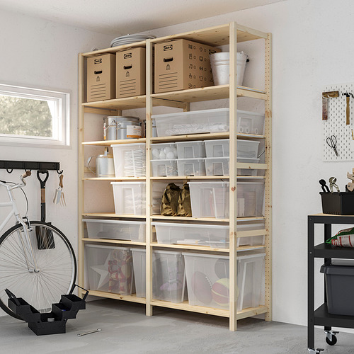 Estantería de madera con cajas SAMLA, herramientas, cubos, juguetes, rueda de bicicleta blanca, columna y herramientas en tablero perforado.