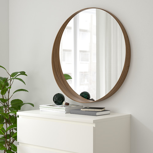 Espejo STOCKHOLM: gran espejo redondo con marco de nogal, ventana reflectante. En una cómoda blanca pequeña, es más grande que los libros y la planta. Decorativo.