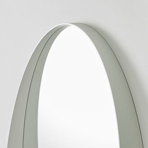 Espejo ROTSUND: diseño elegante y curvo con base en forma de estante para artículos pequeños, vidrio de alta calidad.