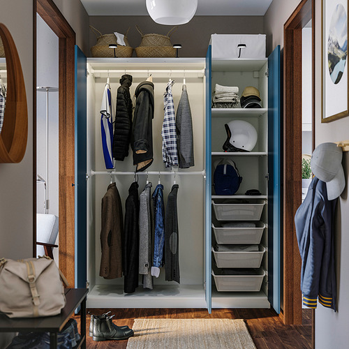 Armario abierto con perchas, estantes y cajas de almacenamiento en una configuración bien organizada.