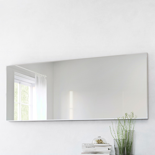 Gran espejo rectangular, montado verticalmente, refleja la ventana y la habitación. Colócalo cerca de una planta y libros para una apariencia acogedora y organizada. Película de seguridad incluida.