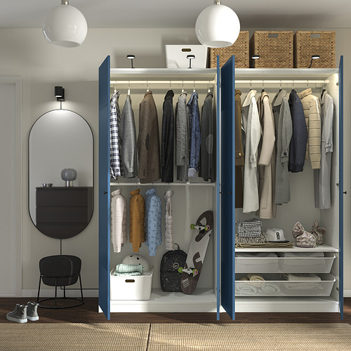 Moderno armario abierto con ropa, chaquetas, sombreros y monopatín. Diseño elegante con iluminación integrada y marco azul.