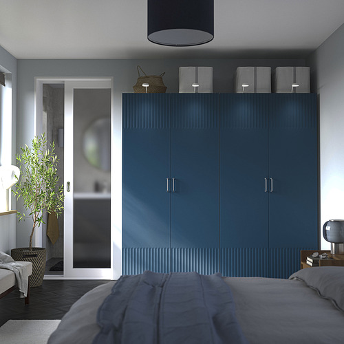 Dormitorio moderno con armario PAX verde azulado, cama gris y vista al baño.