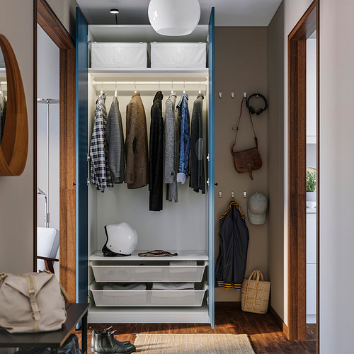 El armario abierto exhibe ropa, accesorios y cestas de almacenamiento. Bisagras de puerta de cierre suave visibles.