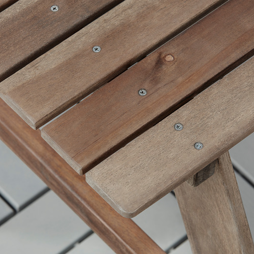 Mesa de picnic infantil de madera con tornillos visibles, robusta y bien construida.