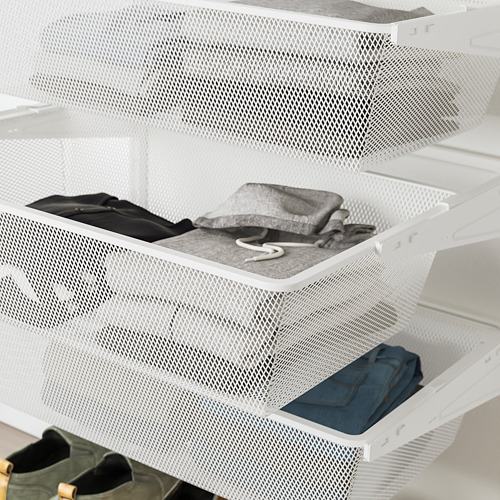 Cajones de malla BOAXEL blancos que sujetan ropa doblada. Cajón superior vacío, cajones intermedios e inferiores llenos de prendas cuidadosamente dobladas.