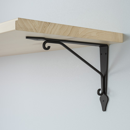 Un estante de madera sostenido por un soporte de metal, fijado de forma segura a una pared. El estante es liso y de color claro, mientras que el soporte es oscuro y resistente.