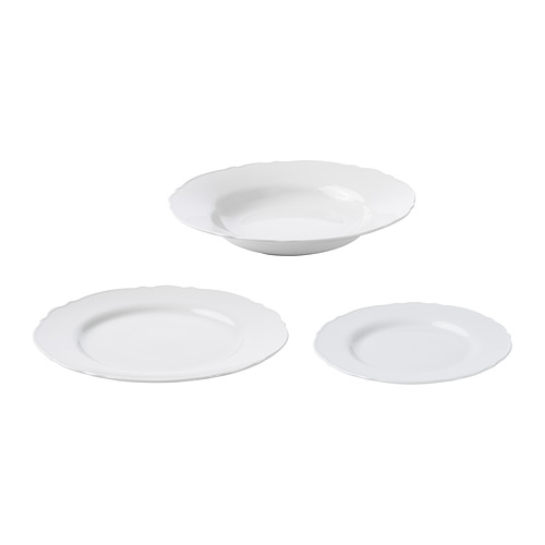 Tres platos de porcelana blanca con bordes fruncidos dispuestos en triángulo. Diseño elegante y rústico, duradero, apto para lavavajillas.