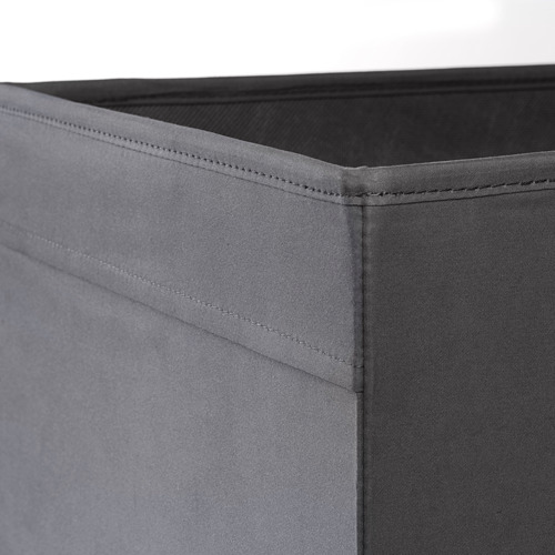 Primer plano de la caja de almacenamiento de tela gris con costuras ordenadas, que muestra material de calidad y artesanía.