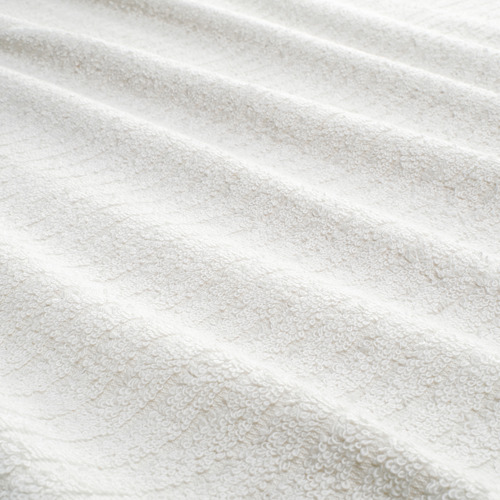 Toalla con rayas texturizadas, suave y absorbente. Confeccionado en 100% algodón.