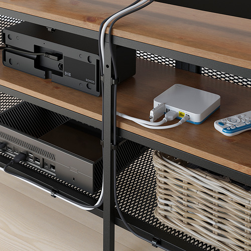Mueble de TV industrial con estantes metálicos, cables gestionados, dispositivo de streaming y consola de juegos.