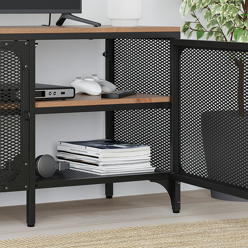 Moderno mueble de tv rústico con malla metálica y estantes de madera. Sostiene consolas de juegos, controladores y revistas.