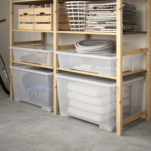 Estantes de madera con cajas de plástico transparente, algunas llenas de papeles y otras con artículos enrollados. Las cajas tienen tapas con cierre para un almacenamiento seguro.
