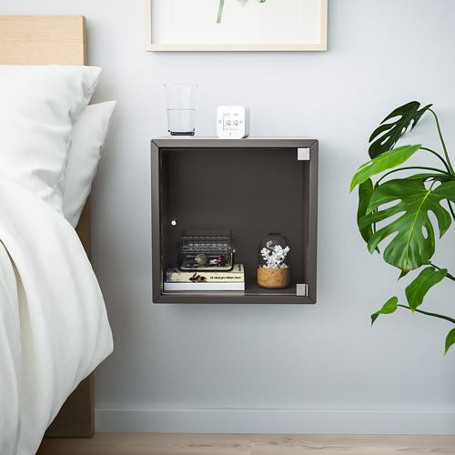 Configuración de la mesita de noche: estante EKET, negro, sostiene alarma, vidrio, máquina de escribir, planta. Estantería cuadrada flotante, de estilo moderno.