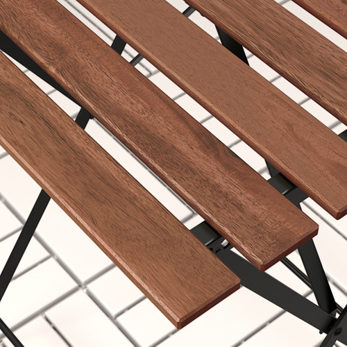 Primer plano de muebles de exterior de madera, que muestran listones de madera lisos y teñidos uniformemente con un soporte metálico resistente.