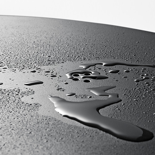 Las gotas de agua se acumulan y se escurren por la superficie resbaladiza y curva, mostrando su naturaleza resistente al agua y fácil de limpiar.