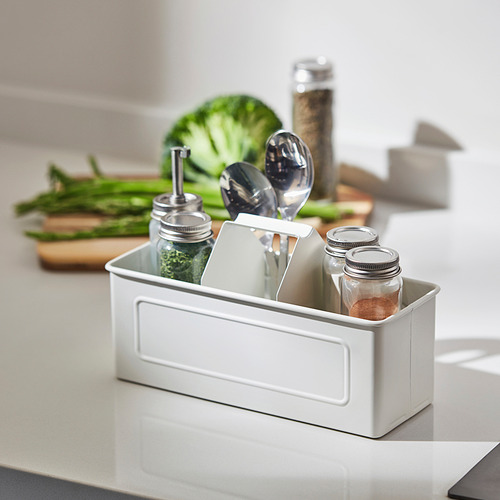 El organizador de cocina blanco sostiene frascos, utensilios y verduras, manteniendo el mostrador ordenado y accesible.