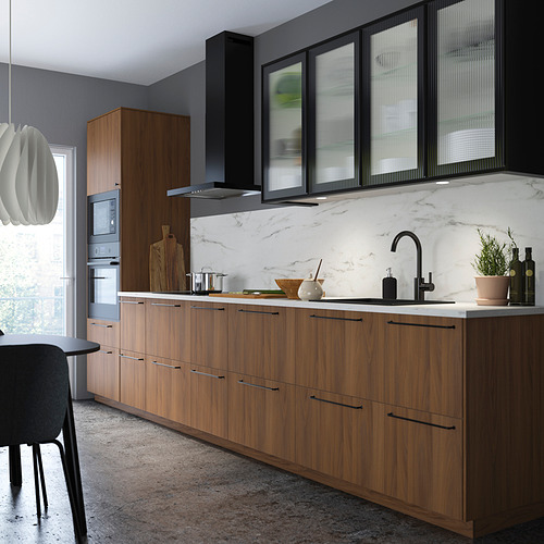 Cocina moderna con gabinetes FÖRBÄTTRA de nogal, manijas negras y placa para salpicaduras de mármol.