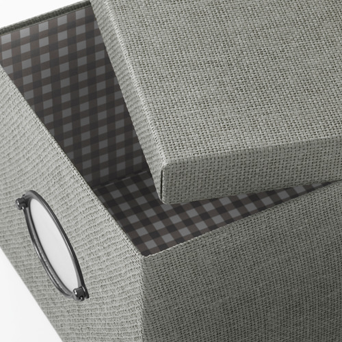 Primer plano de una caja de almacenamiento KVARNVIK gris con un forro interior a cuadros blancos y negros y un asa metálica en el lateral.