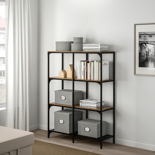 Moderna estantería KVARNVIK con metal negro, madera, textiles, libros y decoración.