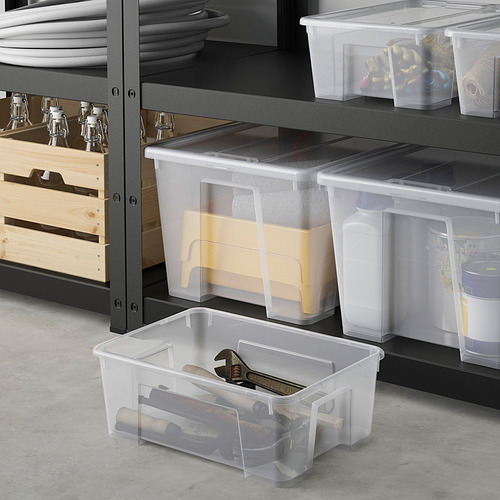 Estantes de metal negro con cajas de almacenamiento transparentes, una llena de herramientas.