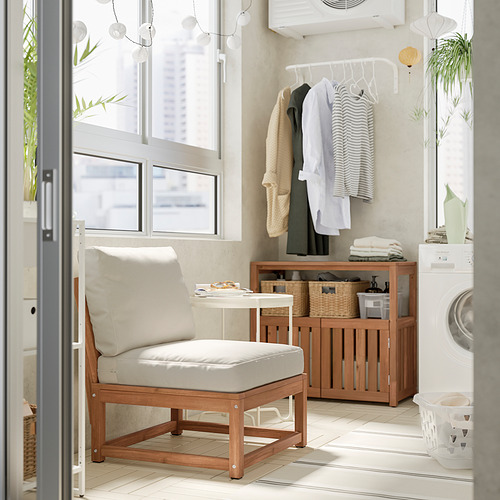 Disfrute de un elegante balcón con silla y cojines NÄMMARÖ. Es de madera, de forma cuadrada y más pequeño que los electrodomésticos y los estantes de almacenamiento.