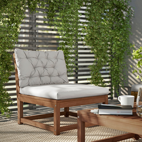 Silla de exterior moderna, NÄMMARÖ, cojín gris claro, madera de acacia, rectangular, diseño elegante.