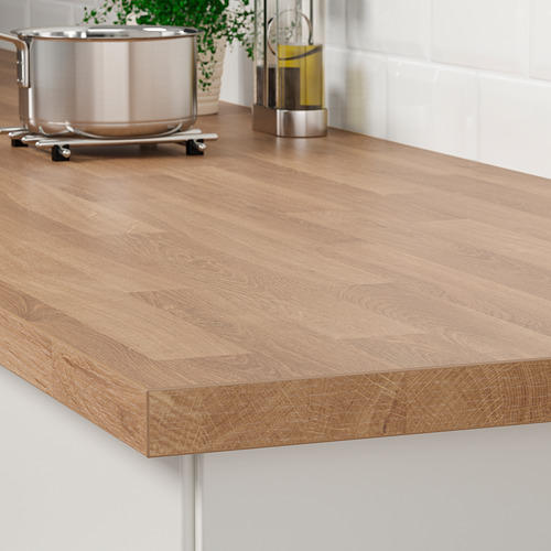 Encimera laminada moderna con vetas de madera, fácil de limpiar.