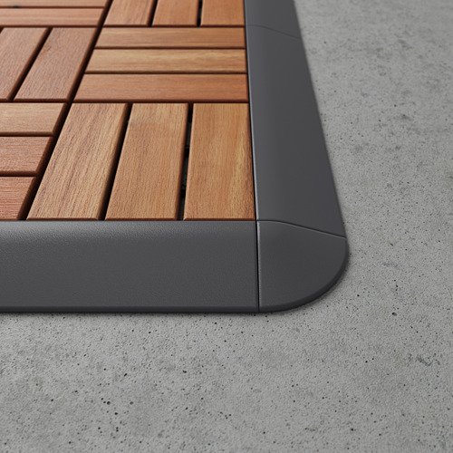 Pieza de esquina de piso de madera con borde gris, acabado liso, construcción robusta.
