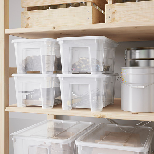 Estantes llenos de cajas de almacenamiento transparentes, cada una con varios artículos pequeños. Las tapas se cierran a presión para mantener el contenido limpio y organizado.