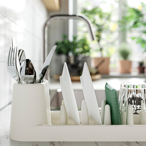 Escurridor de platos de cocina blanco con cubiertos, platos, vasos y tazas. Organiza y seca platos de manera eficiente en un espacio limitado.