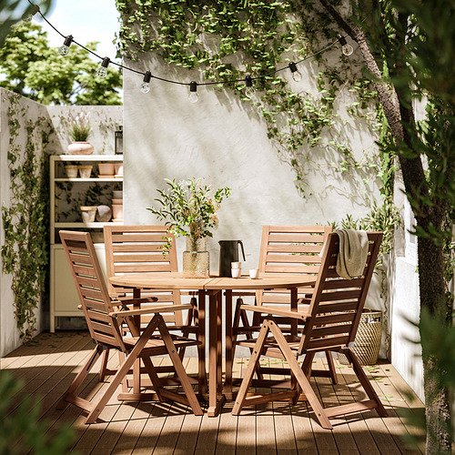 Conjunto de patio exterior con mesa redonda y cuatro sillas de madera, color marrón.