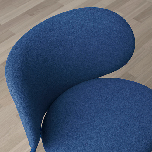 Silla azul, curva, tapizada en primer plano, mostrando tela y diseño de calidad.