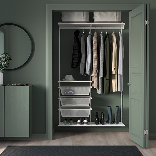 Puerta verde cerrada de un armario con perchas y cestas de malla blanca en su interior.