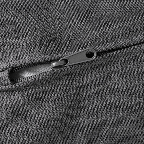 Primer plano de una cremallera duradera sobre un tejido gris texturizado, que muestra calidad.