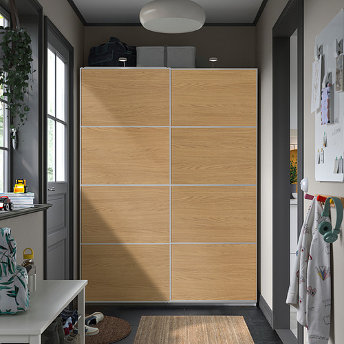 Armario PAX de madera con puertas correderas, diseño minimalista, bolsas de almacenamiento, cerca de una mesa blanca.